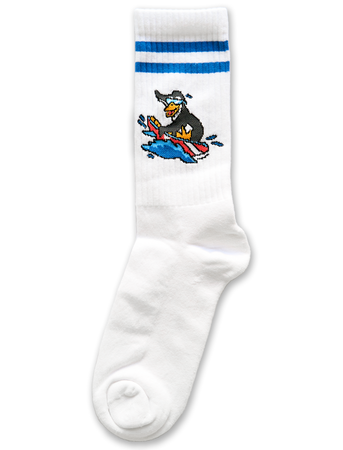 Calcetines streetwear unisex Wave Rider con diseño de pingüino surfista en fondo blanco.